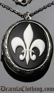 Medaillon mit Fleur de Lis