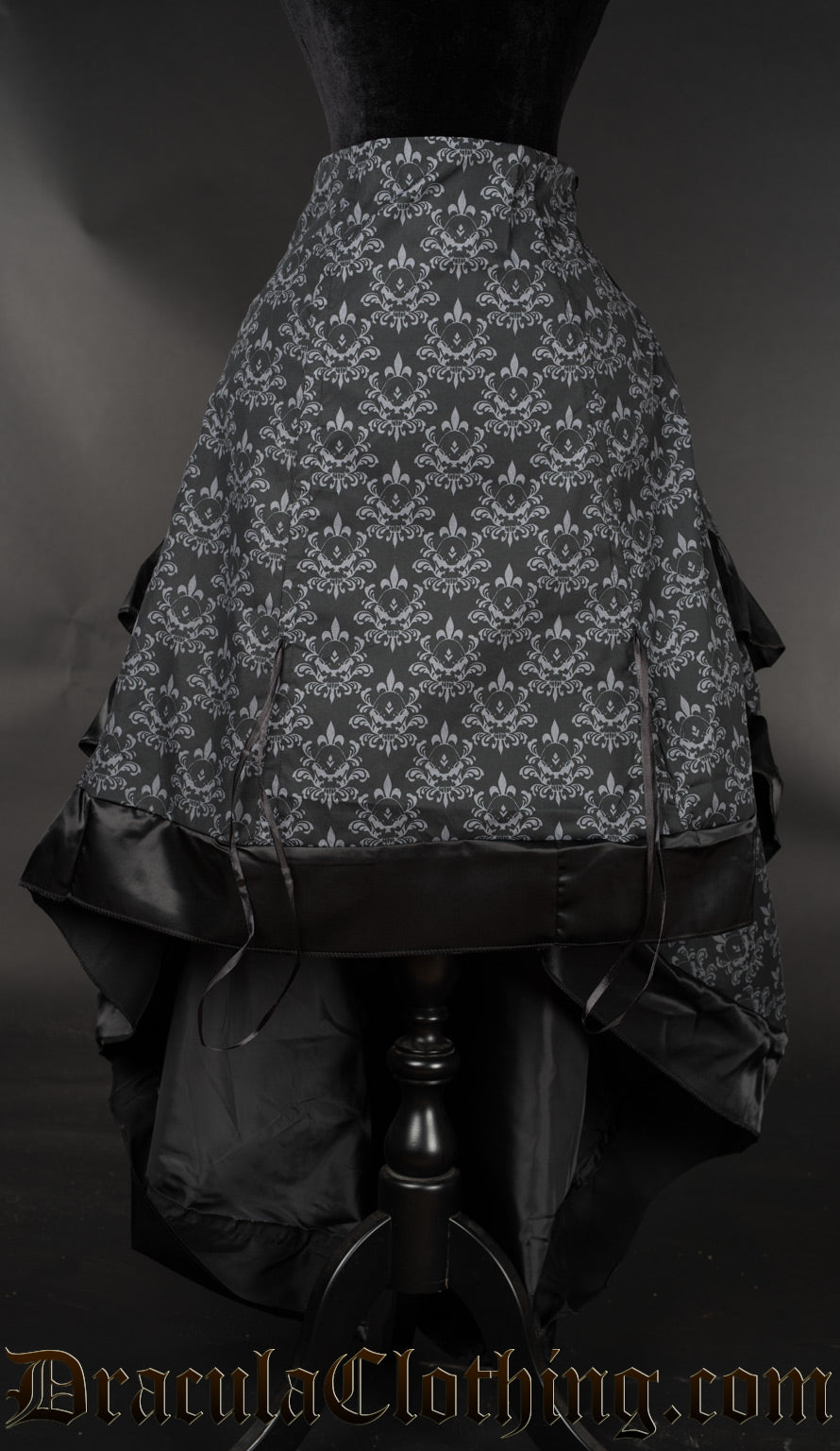Skull brocade layer bustle skirt with the front lowered